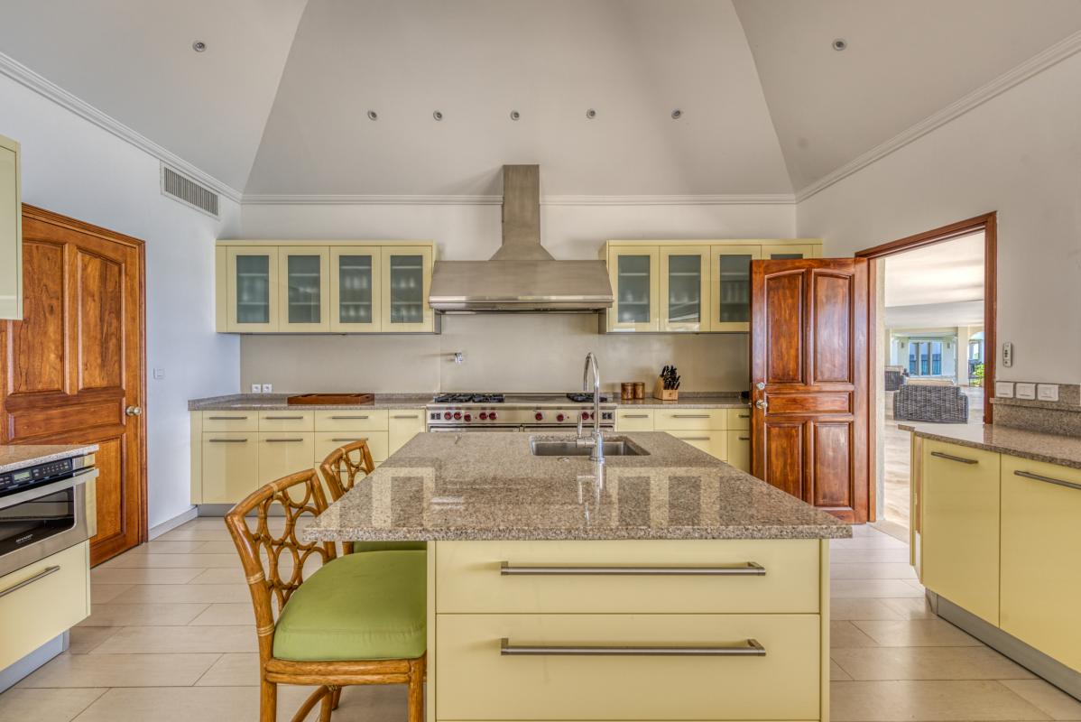 13 Location villa piscine vue mer Terres Basses Saint Martin_ cuisine
